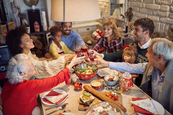 Grote Gelukkige Familie Rammelende Bril Kerstdiner — Stockfoto