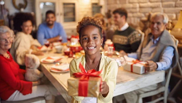 Grande Família Feliz Comemorar Natal Menina Africana Bonito Dando Presente — Fotografia de Stock