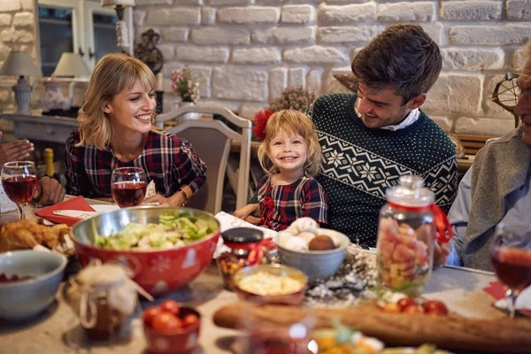 メリークリスマス 幸せな家族は 家で夕食を持っています お祝いの休日 — ストック写真