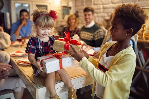 Familia Feliz Celebrar Navidad Niñas Alegres Que Reciben Regalo Navidad — Foto de Stock