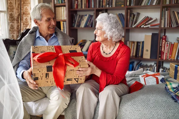 Heureux Homme Âgé Avec Des Cadeaux Passer Noël Avec Une — Photo