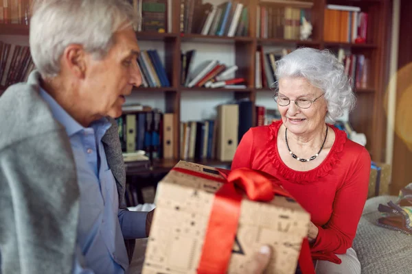 Feliz Adorable Pareja Ancianos Intercambiando Regalos Navidad — Foto de Stock