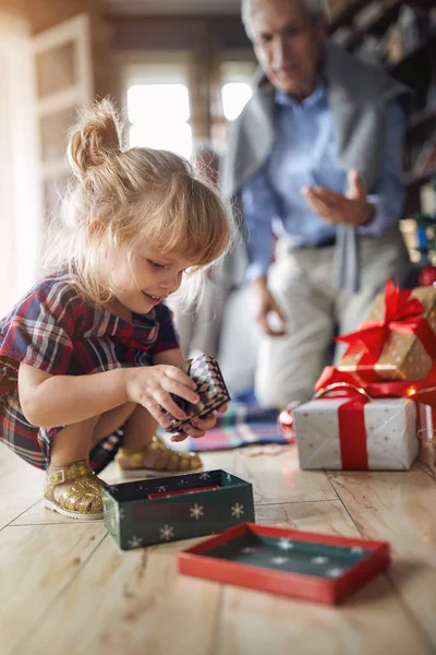 Χαριτωμένο Κοριτσάκι Που Κρατάει Ένα Χριστουγεννιάτικο Δώρο — Φωτογραφία Αρχείου