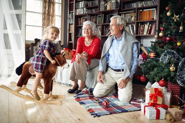 Wesoły Dziadków Trochę Szczęśliwy Dziewczyna Razem Boże Narodzenie — Zdjęcie stockowe