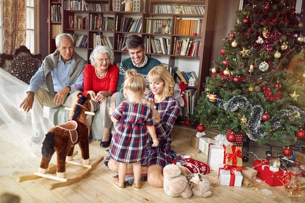 Fröhliche Eltern Mit Großeltern Und Kleinem Mädchen Zur Weihnachtszeit — Stockfoto