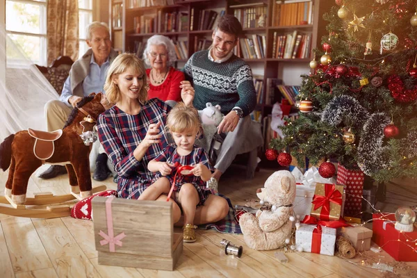Boże Narodzenie Portret Rodziny Szczęśliwą Rodzinę Przed Piękną Choinkę — Zdjęcie stockowe