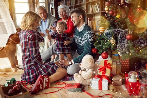 Retrato Familiar Navidad Familia Feliz Sentada Frente Hermoso Árbol Navidad — Foto de Stock