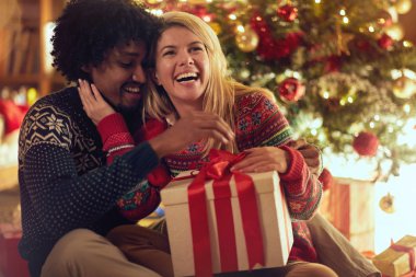 Neşeli çocuk ve Noel Hediye alışverişi ve having fun kız