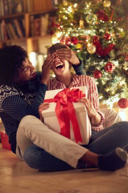 romantik sürpriz Noel genç erkek ve kadın, hediye için