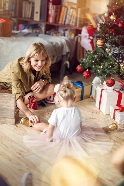 Familia Navidad Madre Niña Sonriendo Cerca Del Árbol Navidad Habitación — Foto de Stock