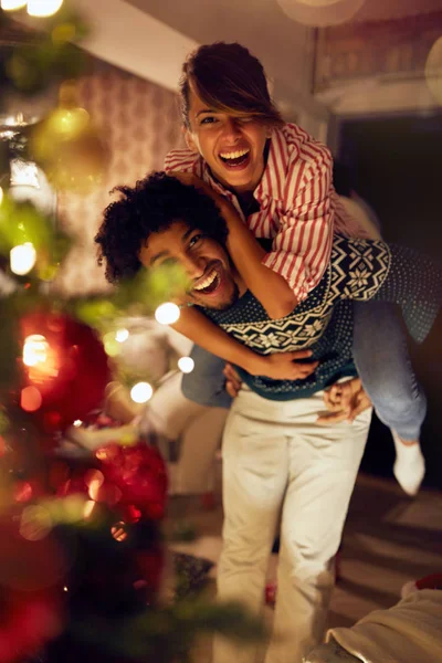 Рождественские Каникулы Счастливая Пара Любви Весело Провести Время Вместе — стоковое фото