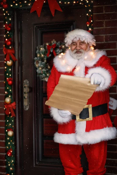 Papai Noel Ler Lista Com Crianças Desejos Frente Porta — Fotografia de Stock