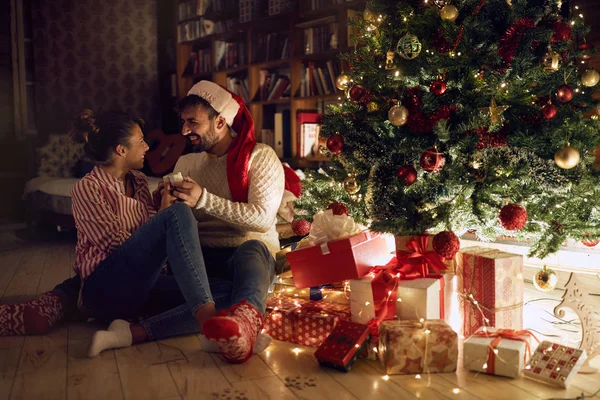 Güzel Genç Çift Yanındaki Dekore Edilmiş Noel Ağacı Noel Hediye — Stok fotoğraf