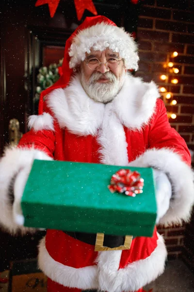 Santa Claus Geeft Een Geschenk Als Christmas Surprise — Stockfoto
