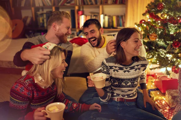 家でクリスマス パーティーを楽しんで友達に笑顔 — ストック写真