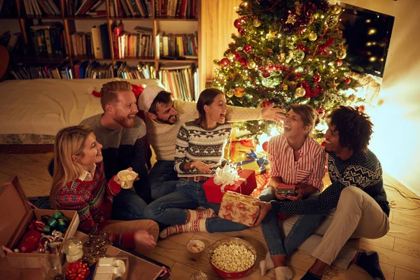 Amigos Felizes Rindo Compartilhando Presentes Natal — Fotografia de Stock