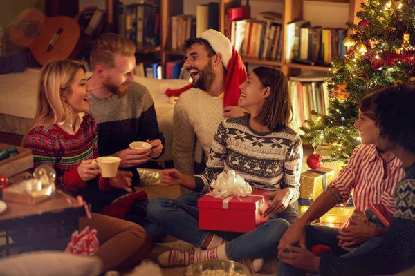 Amigos Felizes Com Presentes Celebrando Christmast — Fotografia de Stock