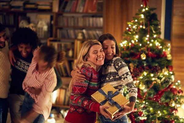 Happy Girl Gay Couple Love Christmas Present — Stock Photo, Image