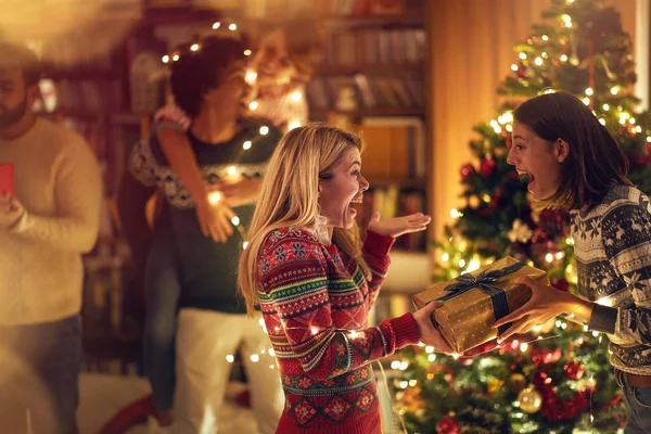 Chica Feliz Sorprendiendo Amiga Con Regalo Navidad —  Fotos de Stock