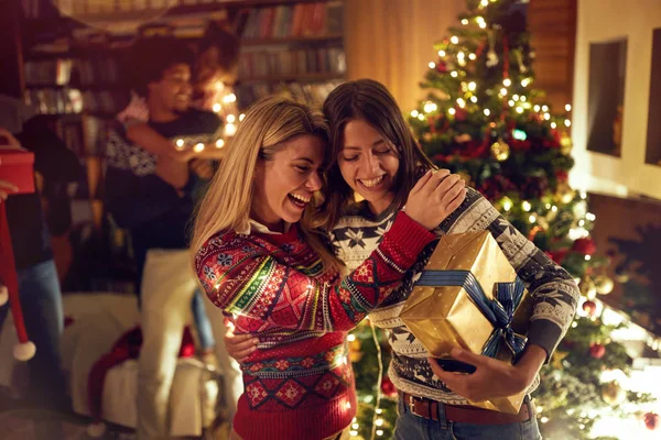 Святом Усміхнені Жінки Святкують Різдво Разом — стокове фото