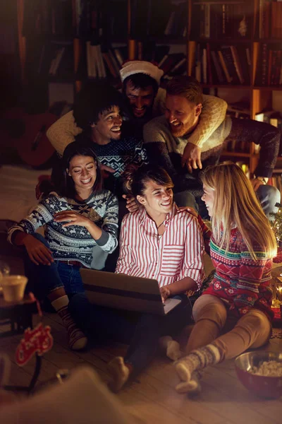 Happy Multi Etnisch Vrienden Kijken Naar Film Laptop Kerstavond — Stockfoto