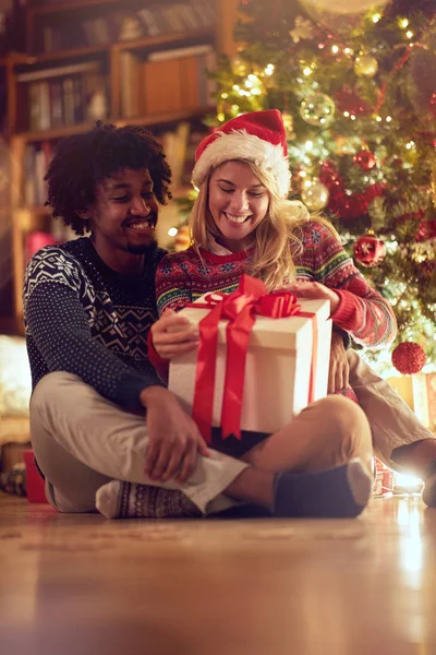 Menino Menina Feliz Trocando Presentes Natal Divertindo — Fotografia de Stock