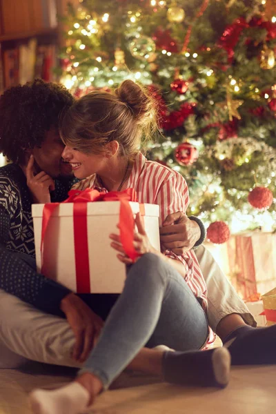 Young Couple Opening Present Christmas Home — Stock Photo, Image