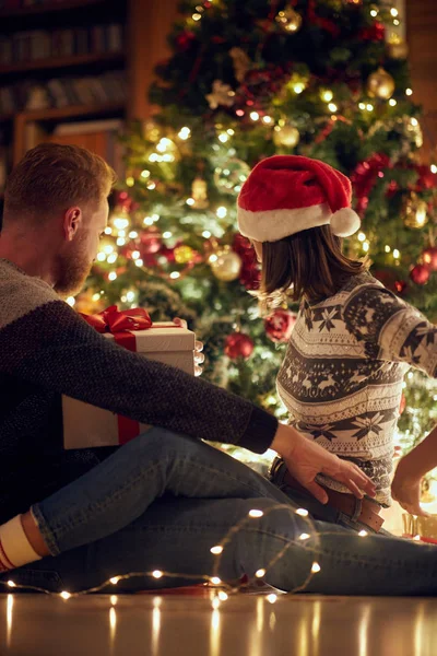 Joven Pareja Romántica Enamorada Noche Navidad — Foto de Stock