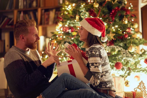 Regalo Sorpresa Para Navidad Eve Sorpresas Vacaciones Románticas —  Fotos de Stock