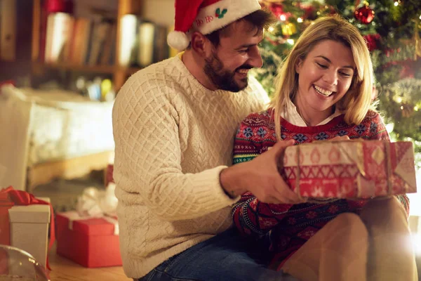 Weihnachtsurlaub Fröhliches Paar Mit Geschenk Genießt Gemeinsam Heiligabend — Stockfoto