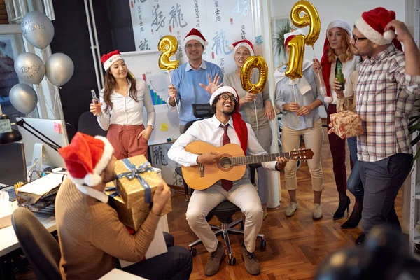 Szczęśliwy Zespół Biznesowy Zabawy Tańca Santa Kapelusz Imprezie Świątecznej Biurze — Zdjęcie stockowe