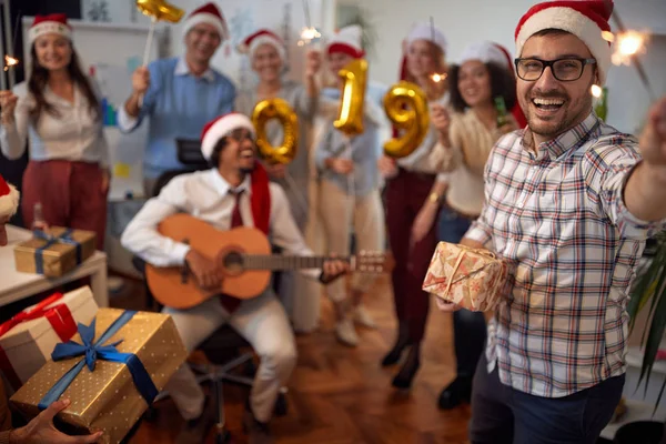 Adamı Gülümseyen Office Birinde Noel Partisinde Noel Baba Şapkalı Eğlence — Stok fotoğraf