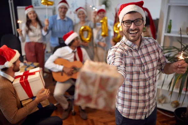 Glad Verksamhet Man Kul Tomtemössa Xmas Party Med Sina Kolleger — Stockfoto