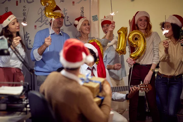 Colegas Felizes Bonés Papai Noel Divertindo Escritório — Fotografia de Stock