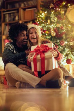 Gülümseyen erkek ve kadın Noel Hediye alışverişi ve having fun
