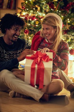 Neşeli erkek ve kadın Noel Hediye alışverişi ve having fun