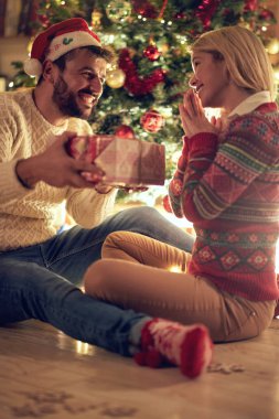 Romantik mutlu erkek ve kadın Noel kutlamaları ve birlikte eğlenmek