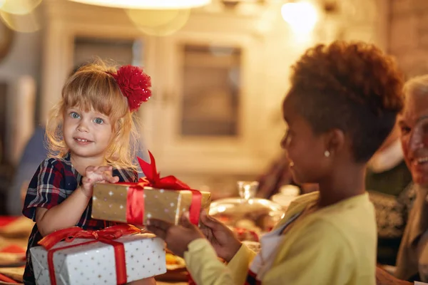 Feliz Natal Meninas Alegres Presente Natal — Fotografia de Stock