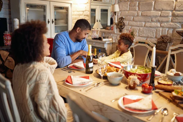 Família Engraçada Jantando Casa Véspera Natal Férias Inverno Conceito — Fotografia de Stock