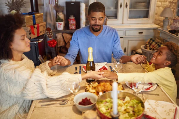 Prière Noël Jeune Dîner Familial Maison — Photo