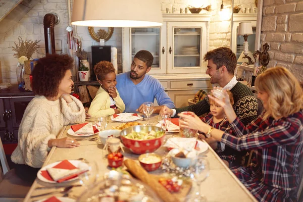 Amigos Sonrientes Divierten Una Cena Navidad Familiar —  Fotos de Stock