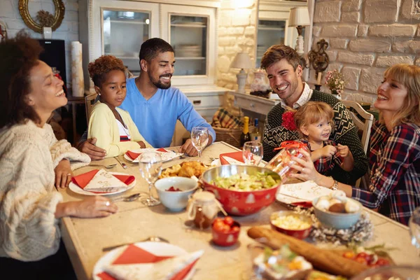 Sonrientes Amigos Multiétnicos Divierten Una Cena Familiar Navidad —  Fotos de Stock