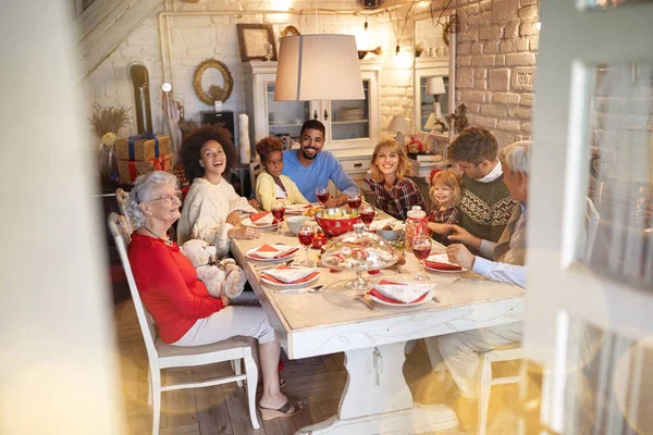 Счастливая Семья Празднует Рождество Наслаждается Традиционным Рождественским Ужином — стоковое фото
