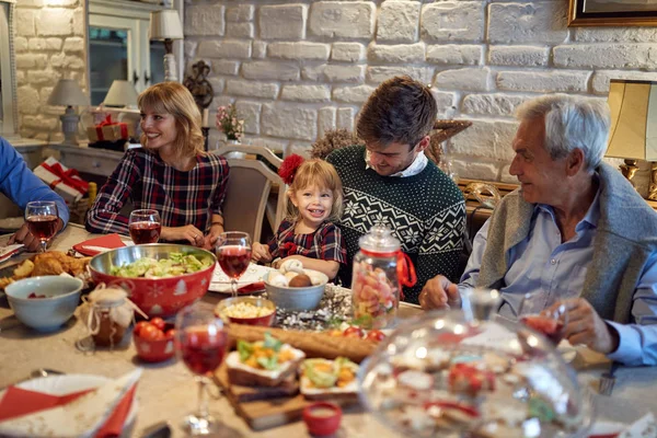 Ευτυχισμένη Οικογένεια Γιορτάζουν Χριστούγεννα Και Απολαύσετε Στις Διακοπές — Φωτογραφία Αρχείου