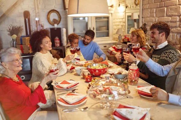 Μεγάλη Ευτυχισμένη Οικογένεια Τσούγκριζαν Ποτήρια Για Δείπνο Των Χριστουγέννων Και — Φωτογραφία Αρχείου