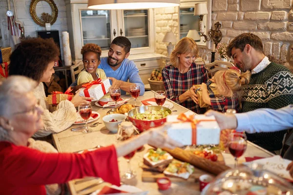 Glückliche Familie Und Freunde Genießen Das Weihnachtsessen Und Tauschen Gemeinsam — Stockfoto