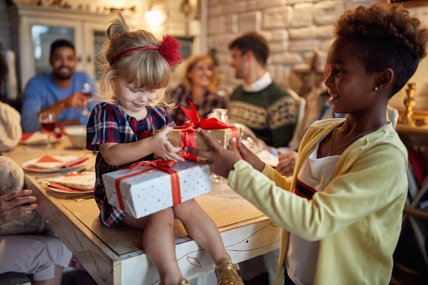 Alegre Niñas Celebración Vacaciones Dar Regalo Navidad — Foto de Stock