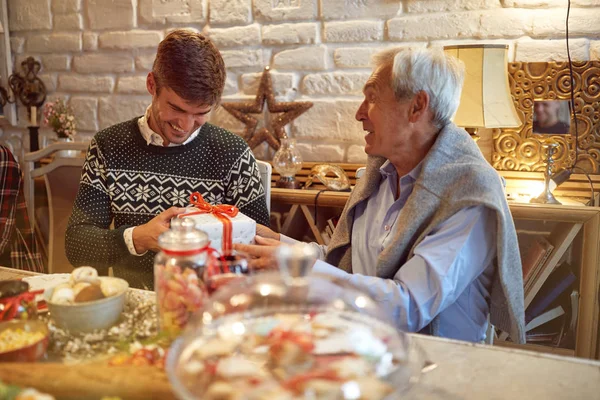 Gülümseyen Oğlu Üst Düzey Baba Birlikte Noel Evde Kutlamak — Stok fotoğraf