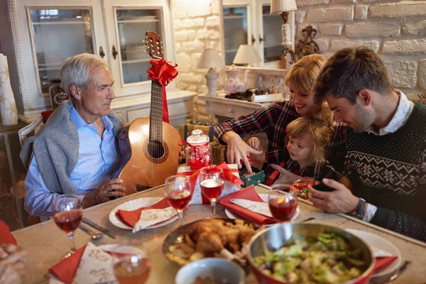 Ευτυχισμένη Οικογένεια Τραγούδι Γιορτάστε Διακοπών Χριστουγέννων — Φωτογραφία Αρχείου
