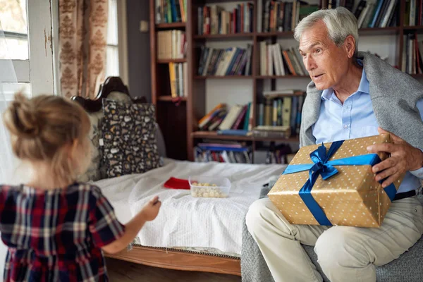 Grand Père Offrir Cadeau Célébrer Noël Avec Petite Fille — Photo